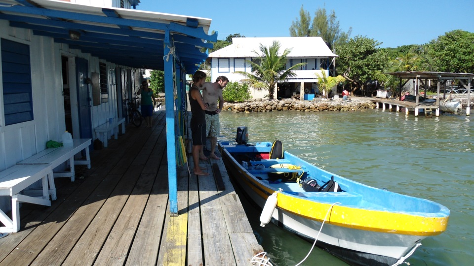 honduras-utila-ecomarine-boat